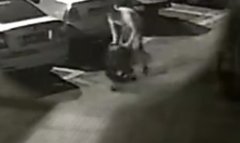 重庆现奇葩夫妇 用砖头“换走”四个轮胎