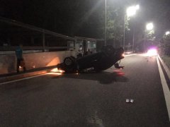 重庆一司机追《楚乔传》 结果翻车了