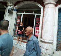重庆一男孩怒砸理发店：你把我头发剪得好丑