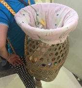遭乘客的背篓刮伤脚 老太找公交司机负责
