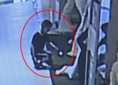 重庆一“熊孩子”图好玩 点火烧婚纱店婚纱