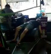 会玩！男子竟在发动机引擎盖上安然入睡