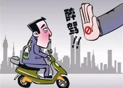 重庆一男子歪歪扭扭路上骑车被查 因儿子高考考得不错太开心