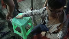 重庆一帅哥被塑料凳“咬”住拇指 锯刀上阵才脱困