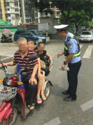 一辆电动车挤三老人在主干道上狂飙