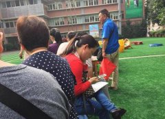 幼儿园升小学报名开始 家长通宵排队