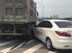 行车途中突然掉头惹祸 教练：教训摆在眼前