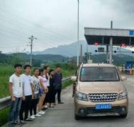 重庆一教练“教”学员超员行驶高速公路