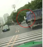 货车“外挂”交巡警狂奔撞上豪车