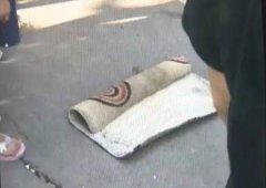 小区内天降地垫 女子当场被砸晕