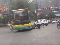 交警马路中指挥 被公车撞倒在地