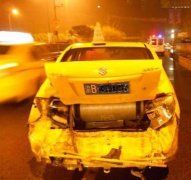 男子醉驾追生气女友 追错车还追尾