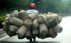 男子骑摩托车 尾部还挂了30多个箩筐