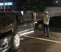 重庆发生惨烈车祸 却不见司机踪影