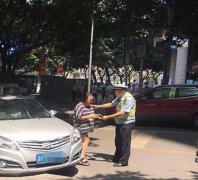 女司机为避让行人 油门当刹车踩