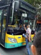 重庆一肢残人士醉酒闹事 当街怒砸公交车