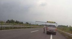 开到半路车没油了 “抠门”司机高速路冒险推车
