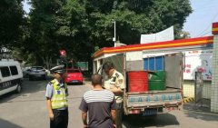 男子拉七个大桶来加油站加柴油被罚