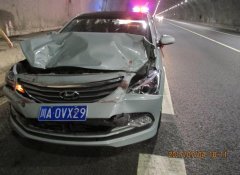 开车犯困追尾大货车 大货车没感觉走了
