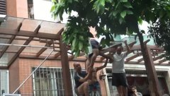 重庆一男子从5楼坠下 砸到玻璃架动弹不得