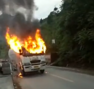 重庆一水泥车自燃 车身被大火包围