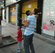 父子俩出门遛弯 天降烟头烫伤小男孩