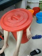 重庆一高校学生为避暑瘫在水桶里