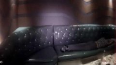 男子KTV消费无力买单  朋友见状纷纷离开