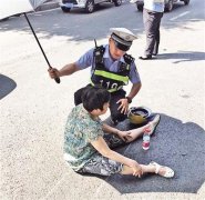 老人倒在烈日下 民警为她撑伞半小时