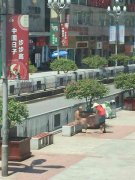 这是有多热？重庆一男子街头赤身裸体