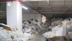 重庆一小区车库垃圾成堆  清洁工：这本来就是堆垃圾的