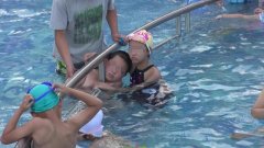 小男孩头卡游泳池栏杆 无法取出