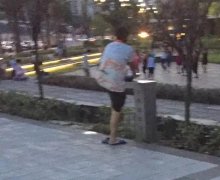 男子把公共饮水池当洗脚池  无视路人指责