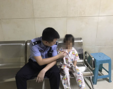 孩子丢在车旁五小时 父亲：孩子不是在上学吗？