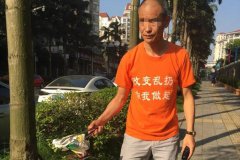 重庆一男子开百万豪车捡垃圾 ：最大的爱好是捡垃圾