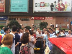 重庆街头发生斗殴事件 双方均有流血受伤