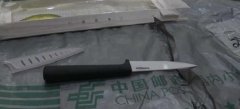 男子无缘无故收到一把刀