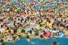 重庆上万市民水公园“下饺子”