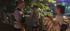为练胆  女大学生深夜街头卖唱