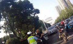 男子无证驾驶被查还轰油开溜