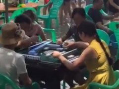 重庆市民水中打麻将：50元一桌玩一下午