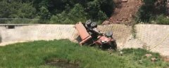 重庆一货车滚下山坡一头栽进池塘