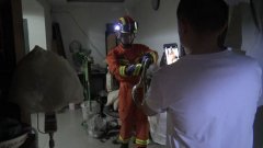 吓人！男子睡梦中被一条菜花蛇惊醒