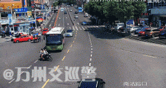 摩托司机为抄近路 车上3人被撞飞