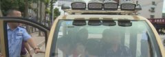 小小电动车坐满7个人 司机还无证驾驶