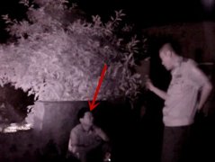重庆深夜一男子街头啃玉米 原为六旬老人走丢