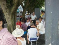 大爷大妈人行道上群聊 逼得路人走车行道