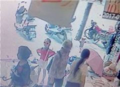 女童顺走墨镜 母亲视而不见