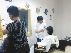 理发店不接待男顾客 老板：亏不起