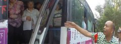 公交司机拒绝后门上车 男子单手劈坏车门